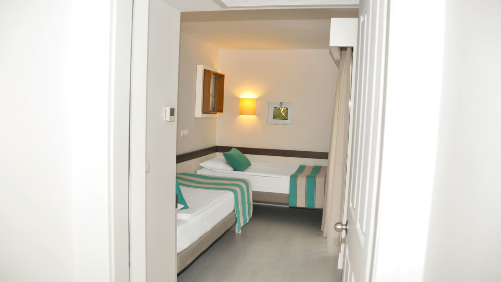 rooms-family-room-classic-atrium-fam1