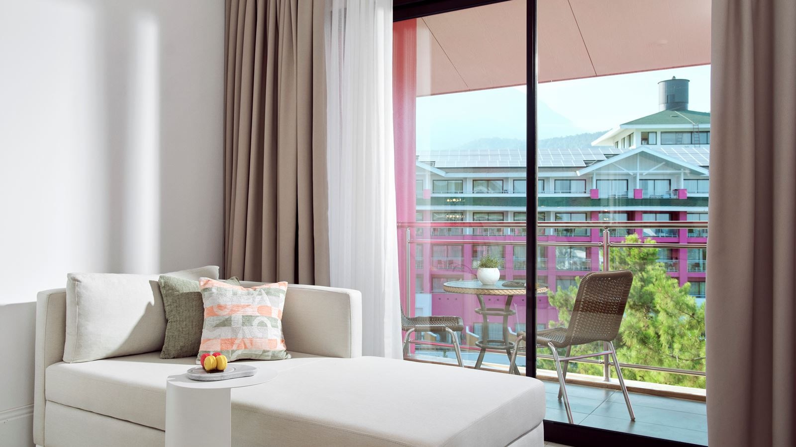 rooms-superior-room-land-view