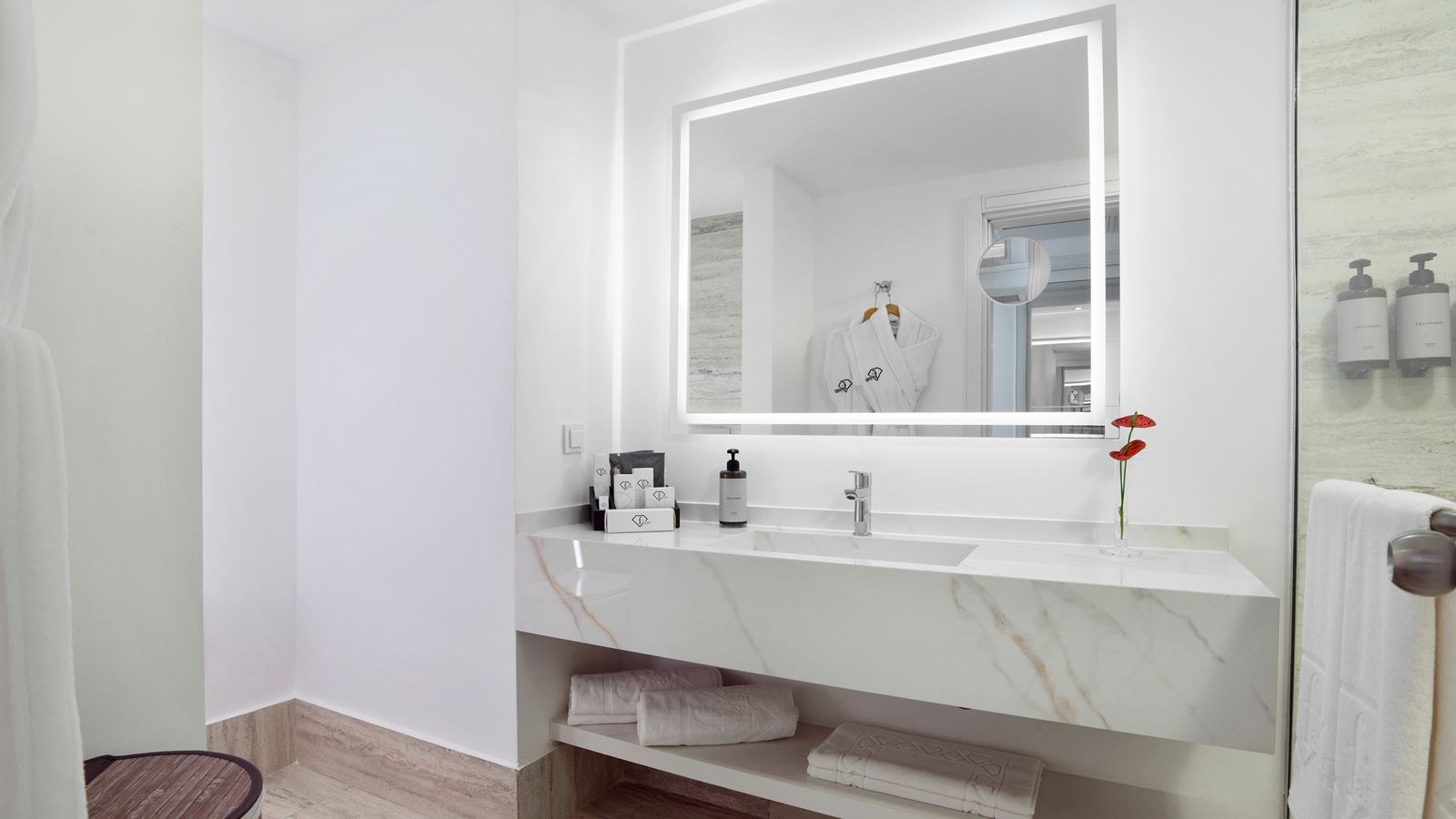 rooms-superior-room-land-view