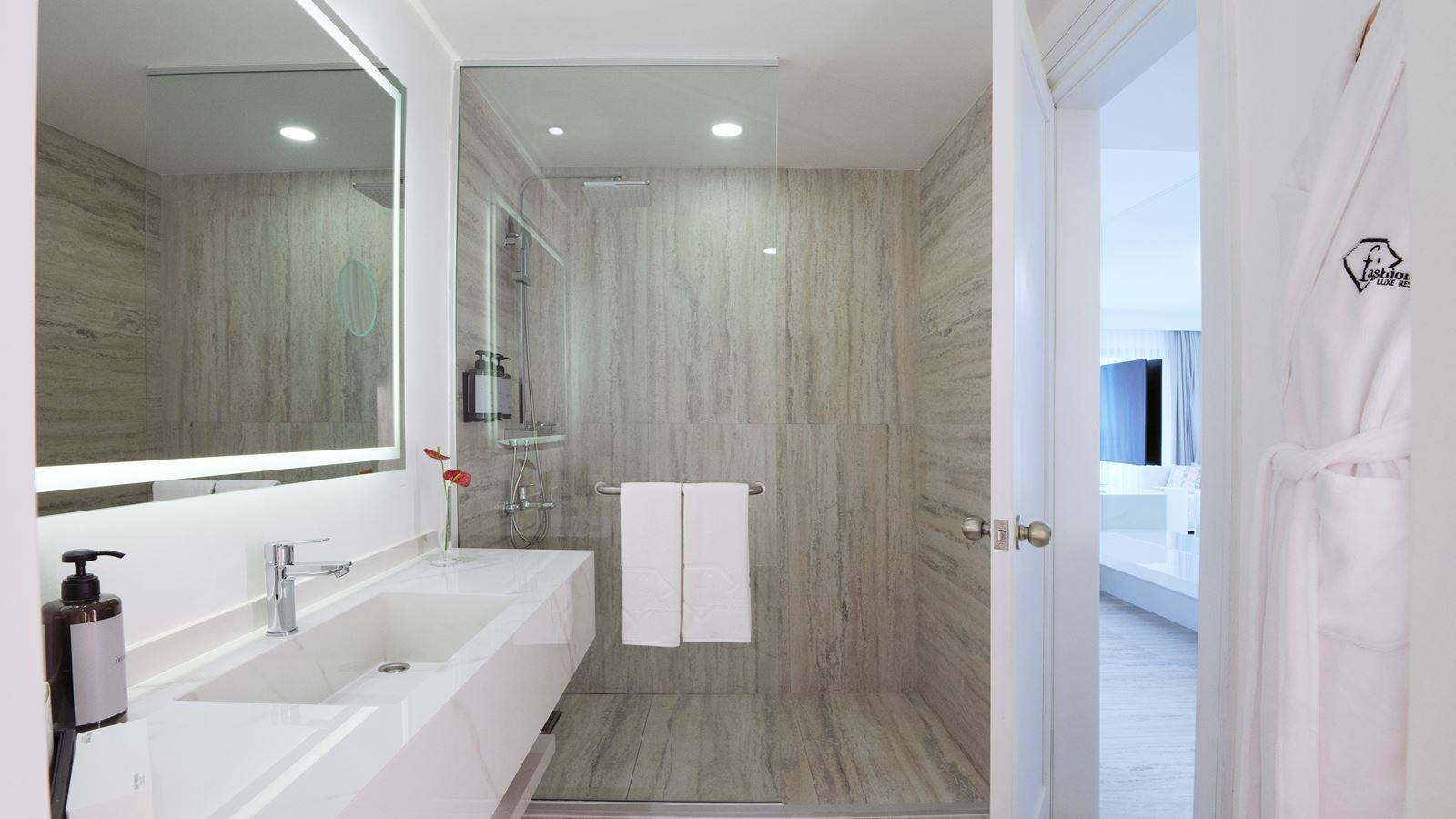 rooms-deluxe-room-partly-sea-view