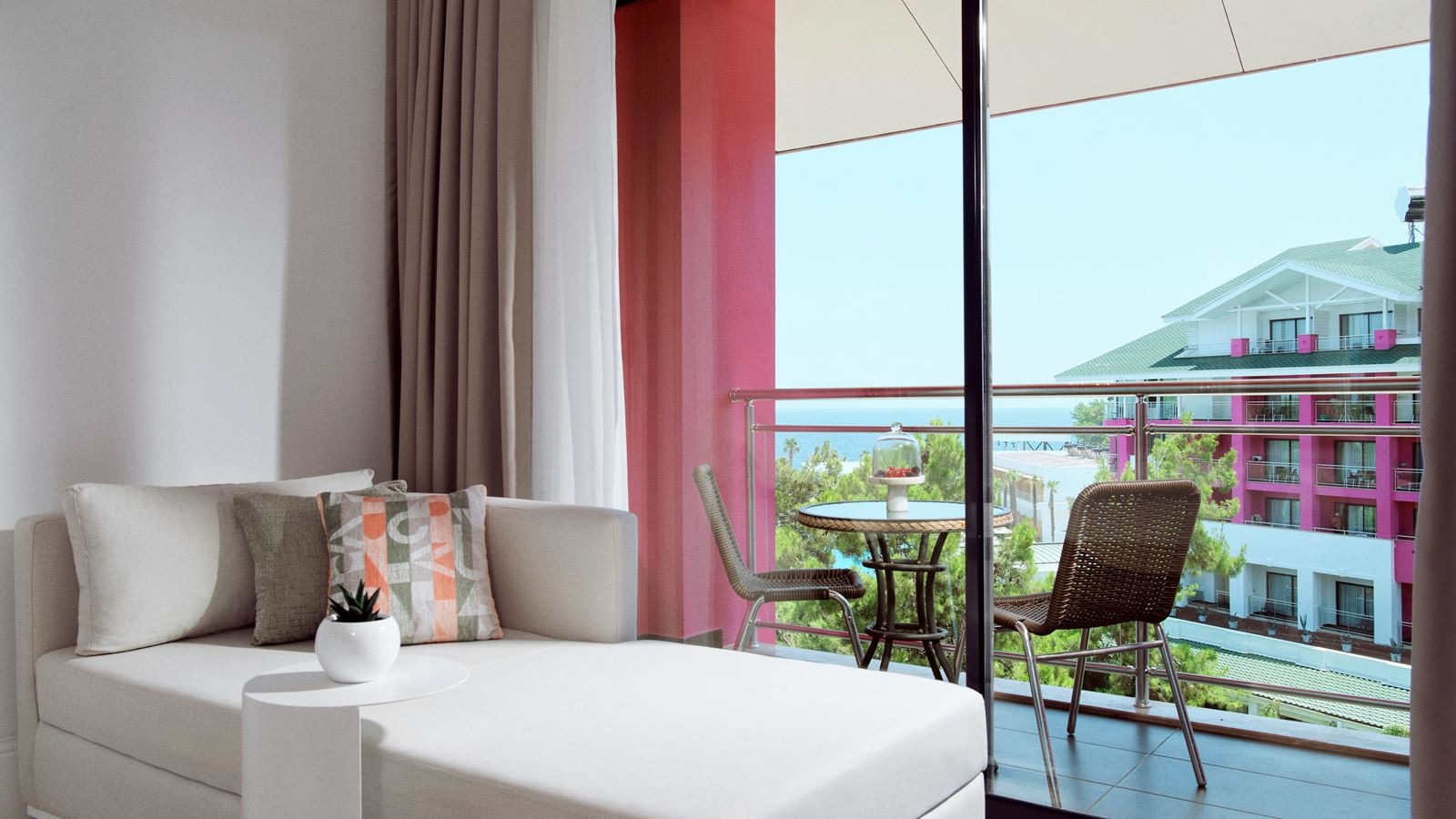 rooms-deluxe-room-partly-sea-view