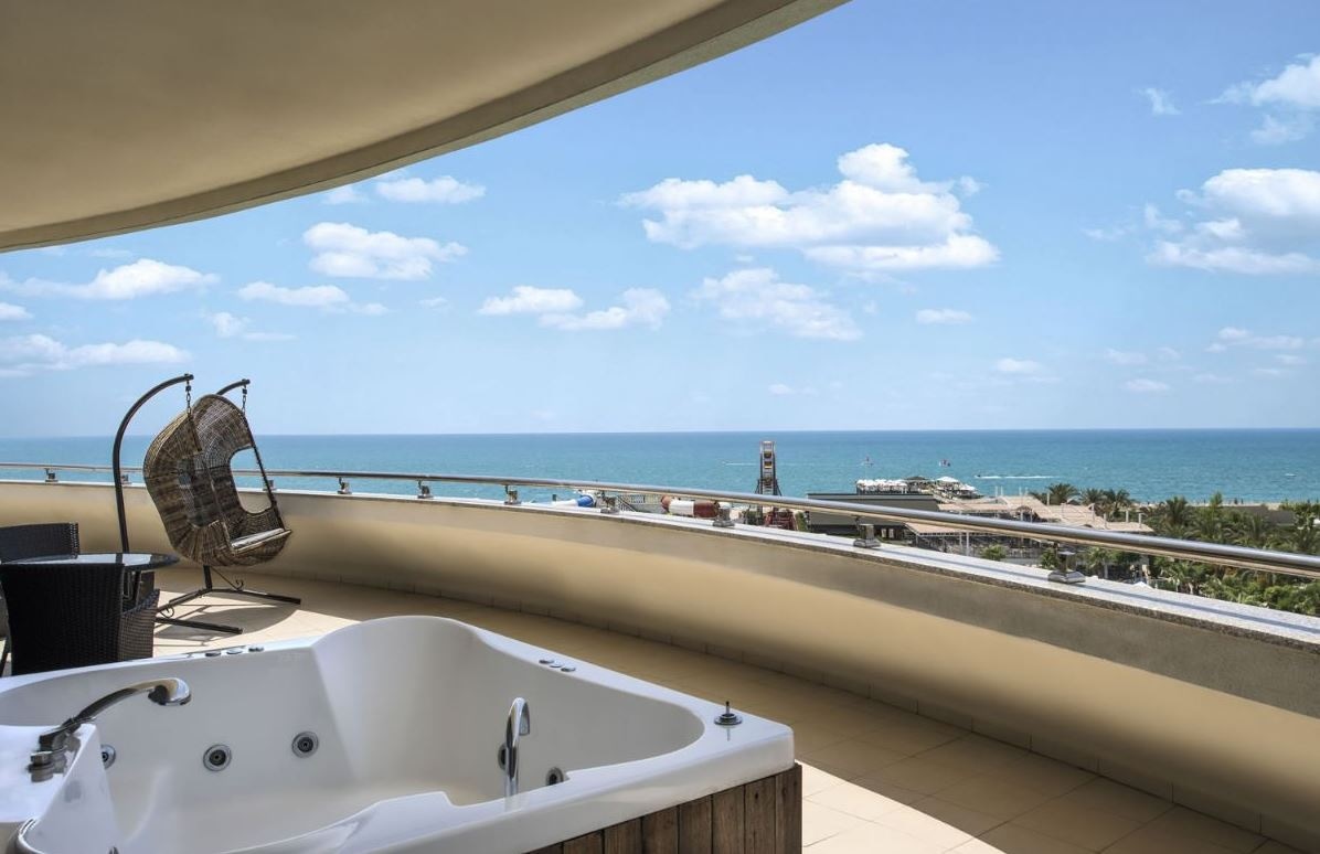 rooms-deluxe-family-room