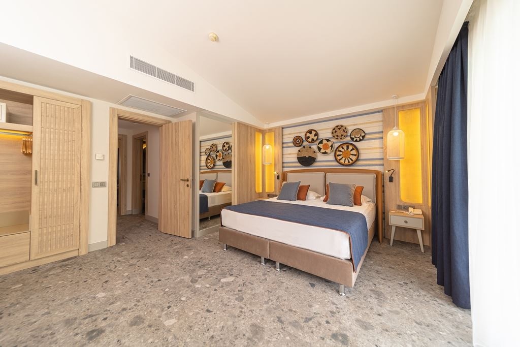 rooms-villalake-family-room-pool-view