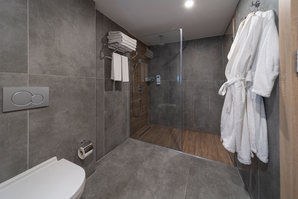 rooms-villalake-family-room-pool-view