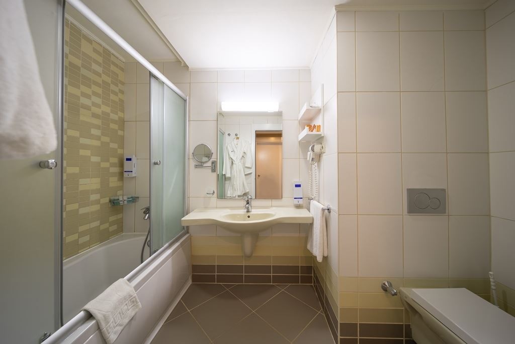 rooms-villalake-standard-room-pool-view