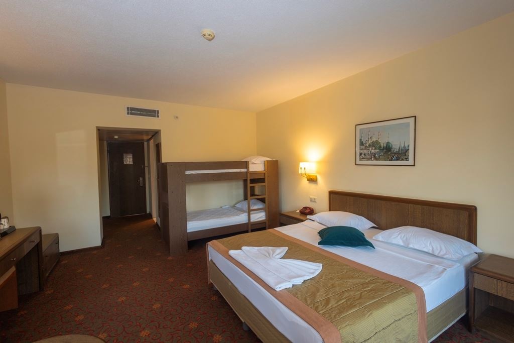 rooms-family-room-1-bedroom