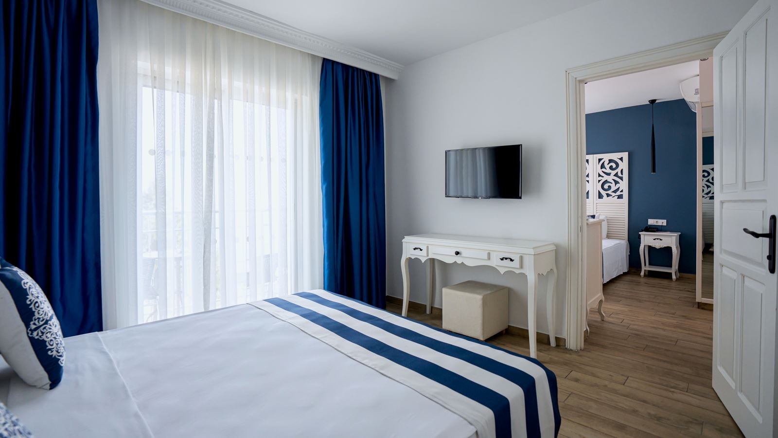 rooms-club-family-room