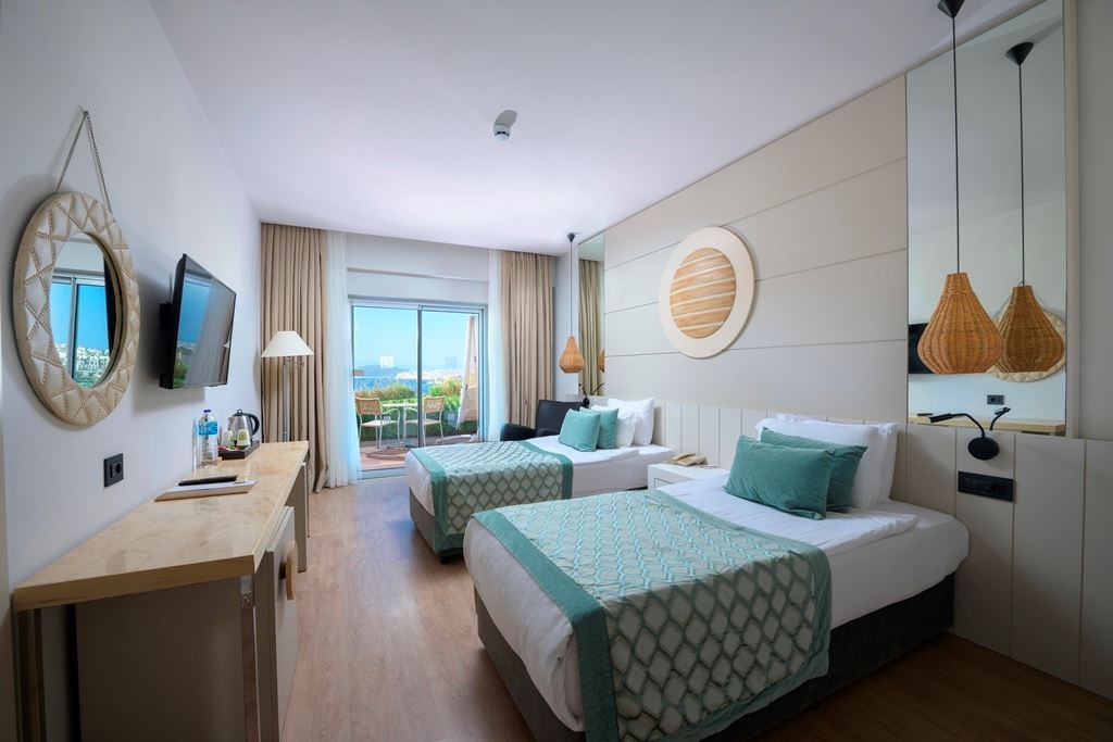 rooms-main-building-deluxe-room-wood-terrace