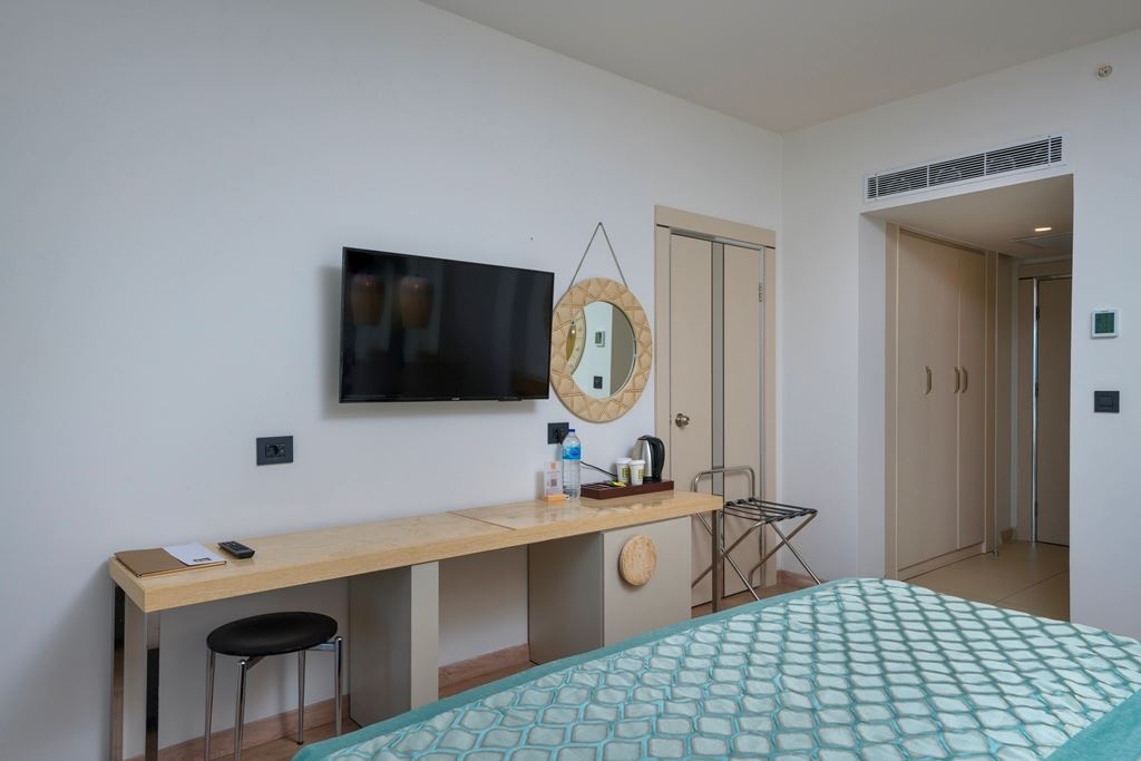 rooms-main-building-deluxe-sea-view-room