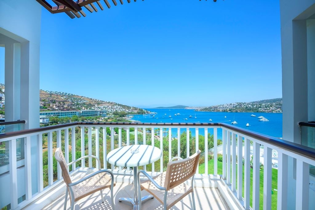 rooms-main-building-deluxe-sea-view-room