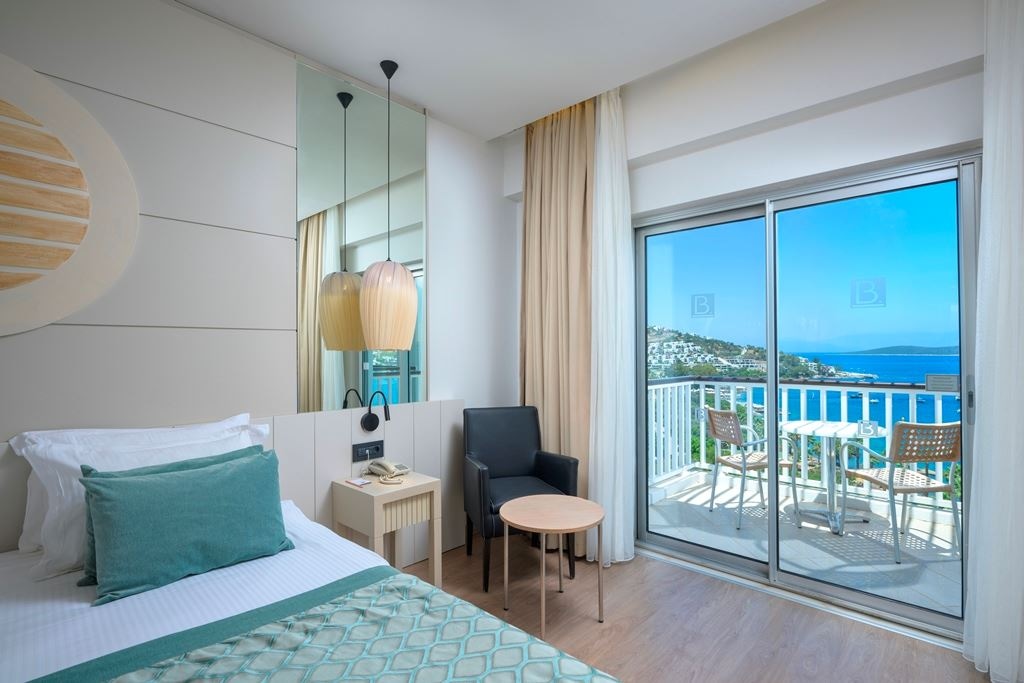 rooms-main-building-deluxe-sea-view-room