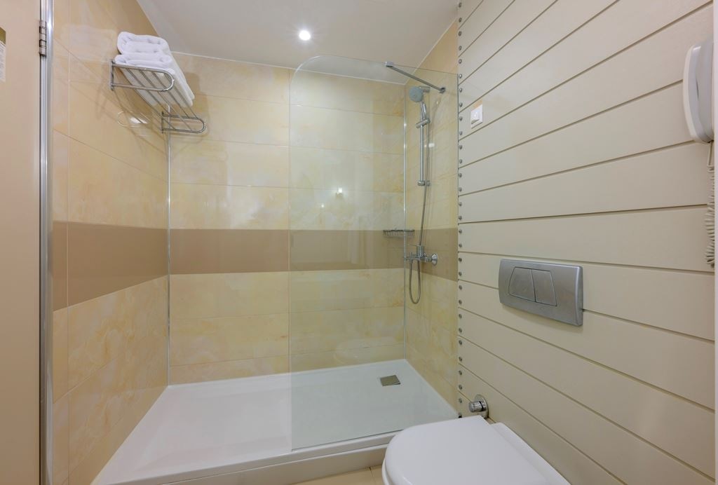 rooms-main-building-deluxe-sea-view-room