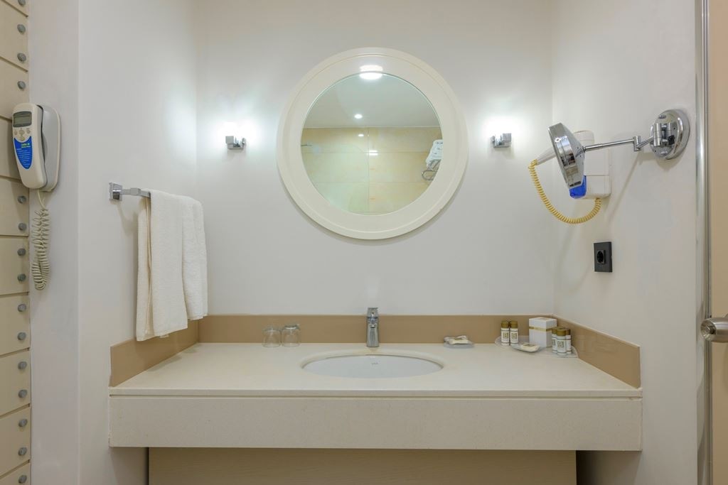 rooms-main-building-deluxe-sea-view-room