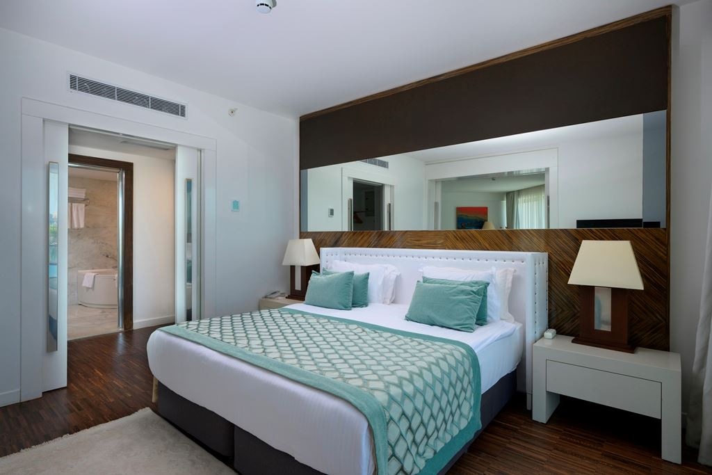 rooms-main-building-senior-suit