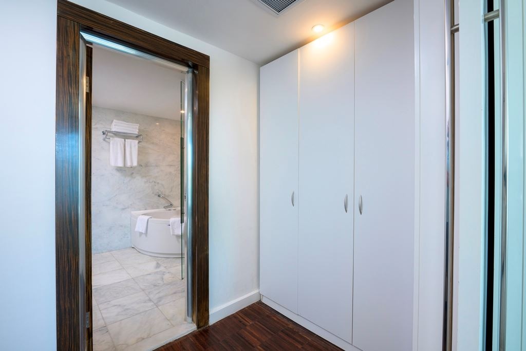 rooms-main-building-senior-suit