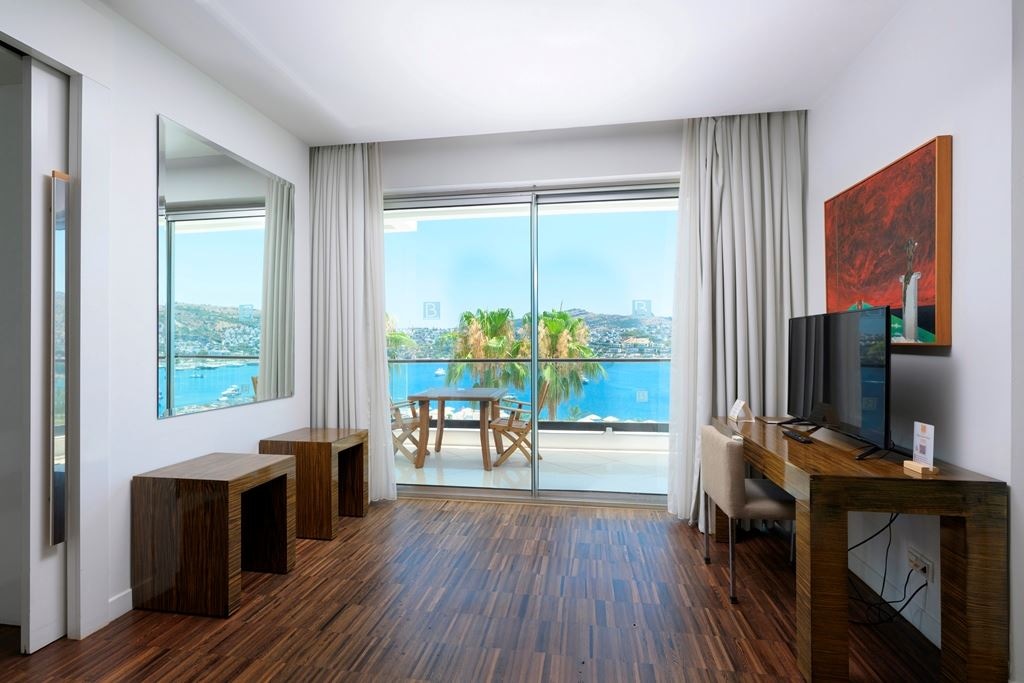 rooms-main-building-senior-suit