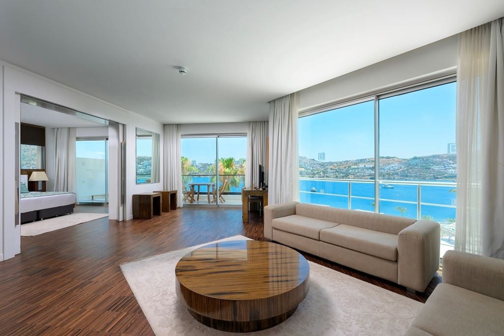 rooms-main-building-senior-suit