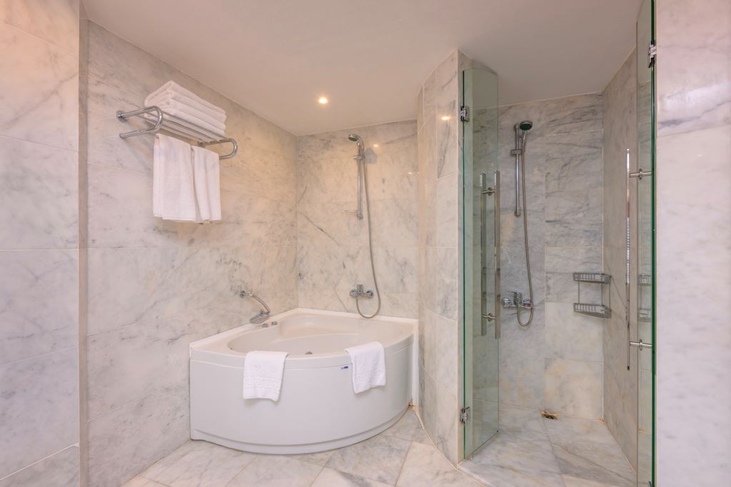 rooms-main-building-senior-suit