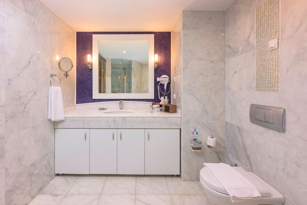 rooms-main-building-senior-suit