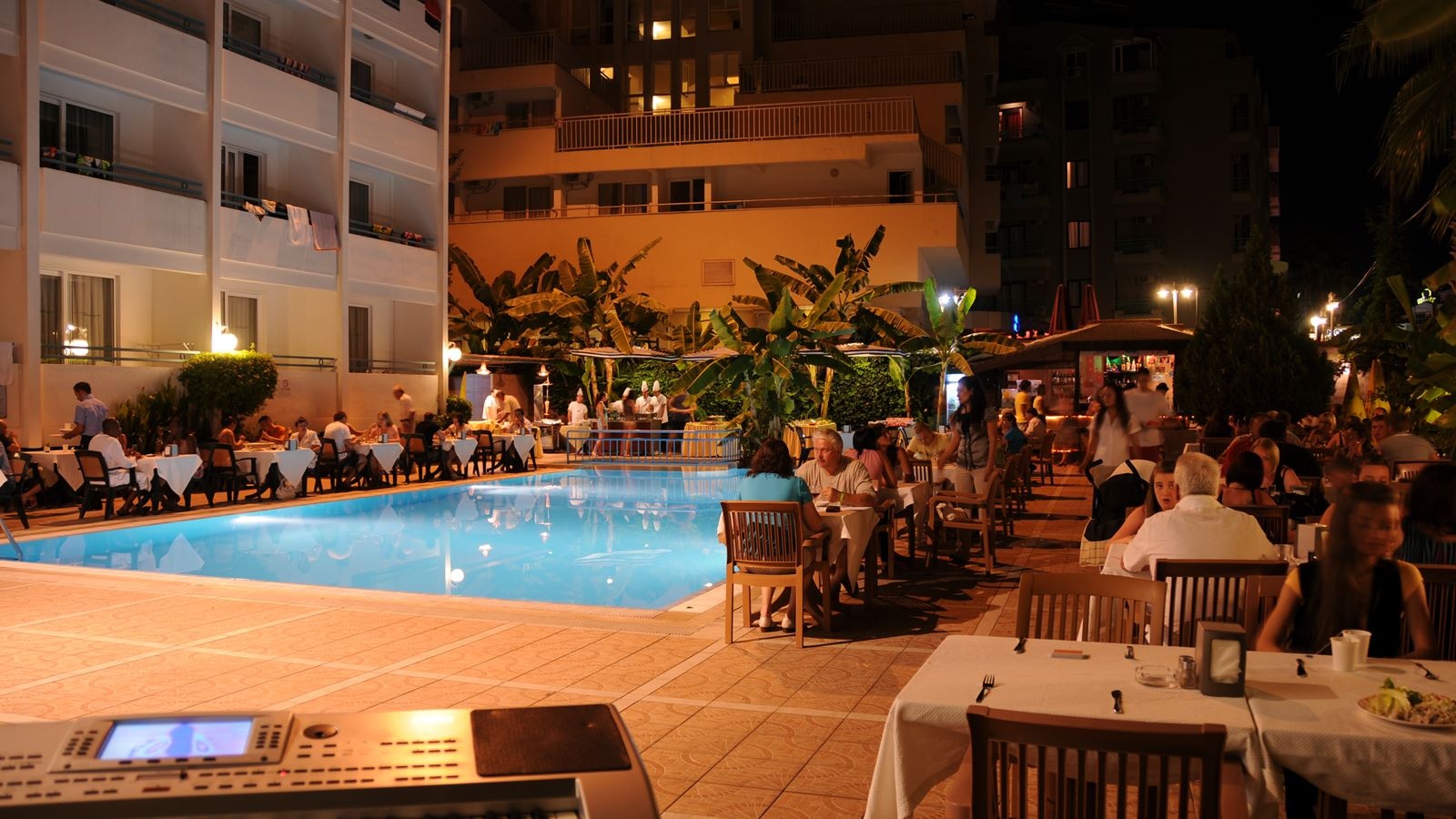 restaurants-pool-side