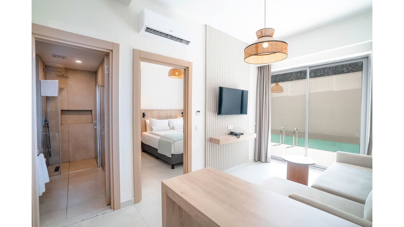 rooms-swimup-suit-room