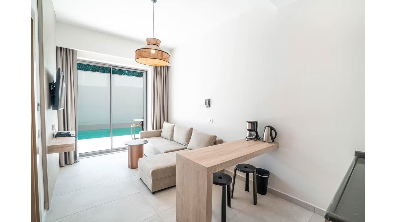 rooms-swimup-suit-room
