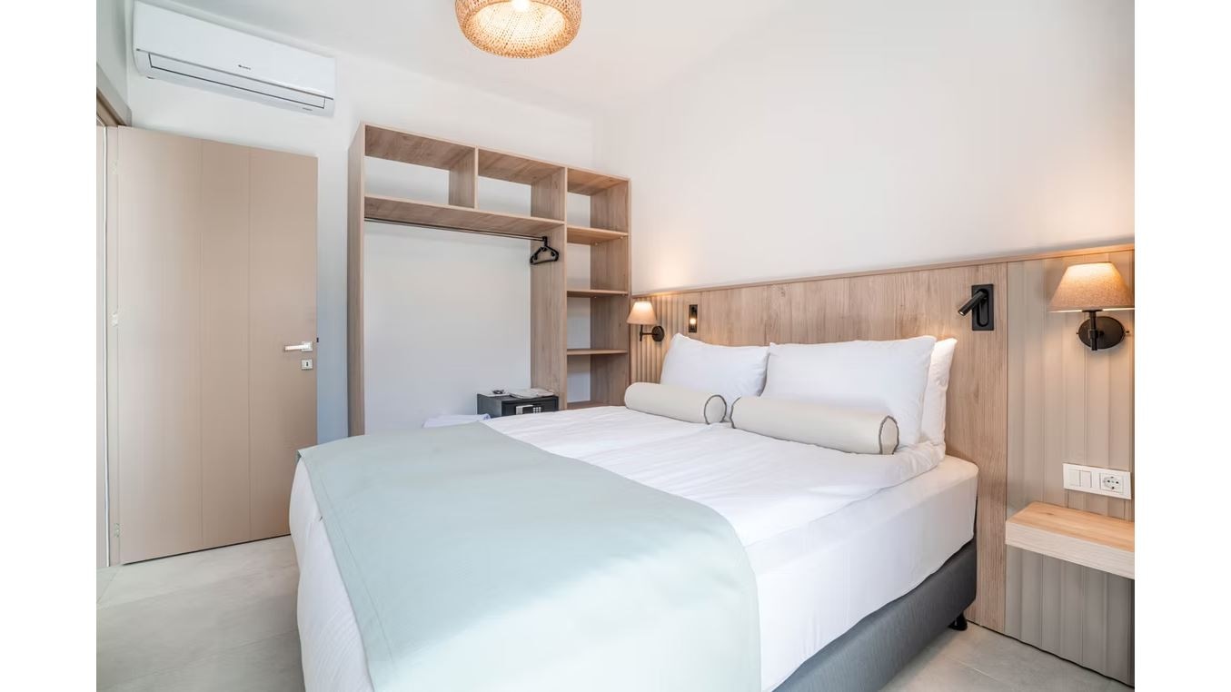 rooms-swimup-suit-room