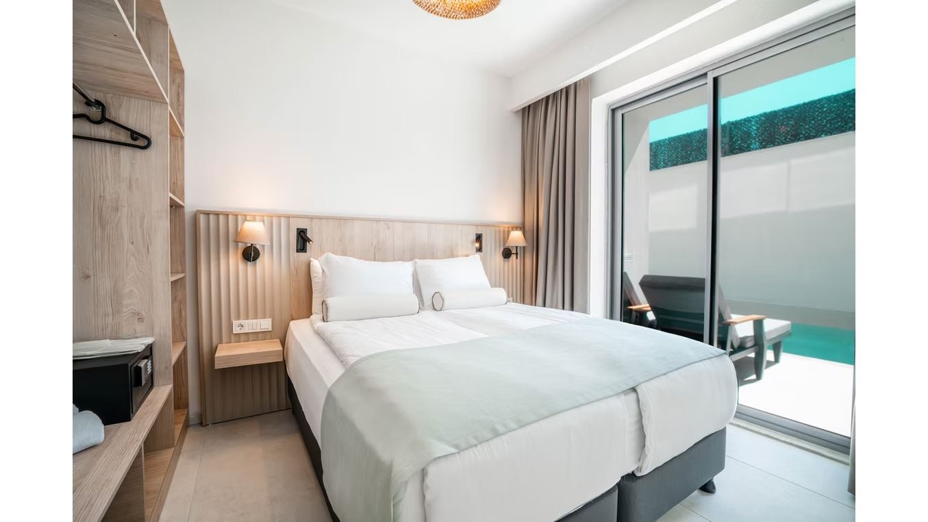 rooms-swimup-suit-room
