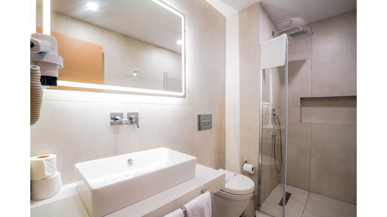rooms-swimup-suit-room