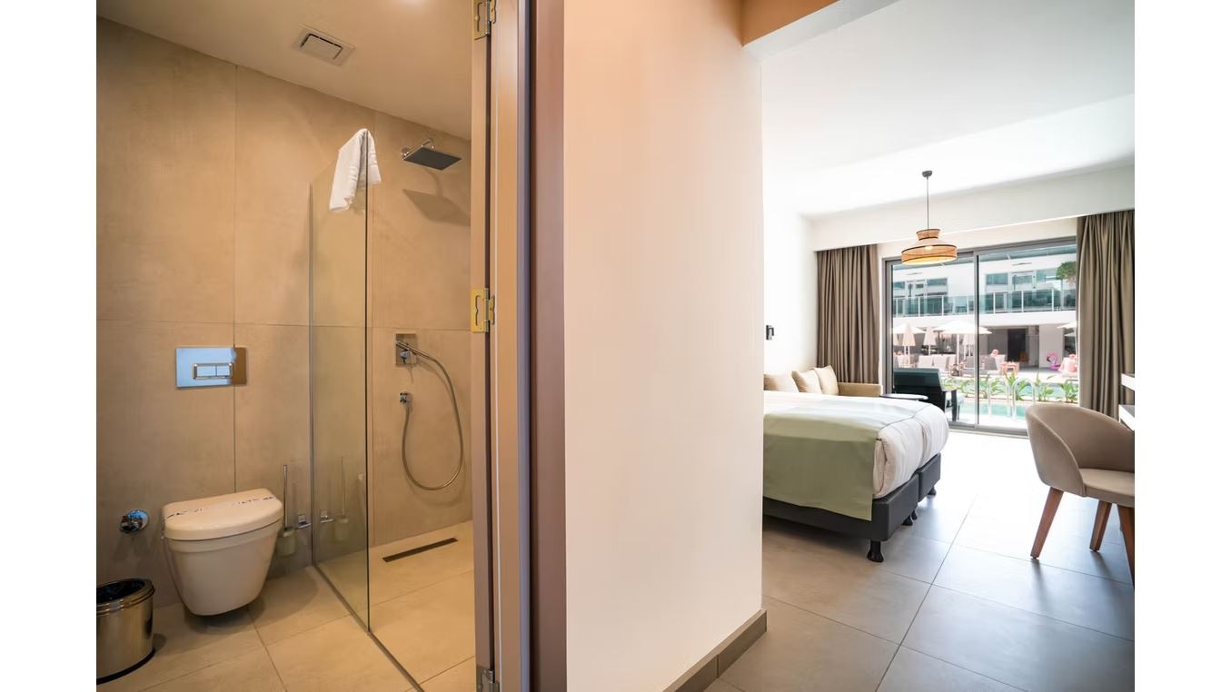 rooms-swimup-room