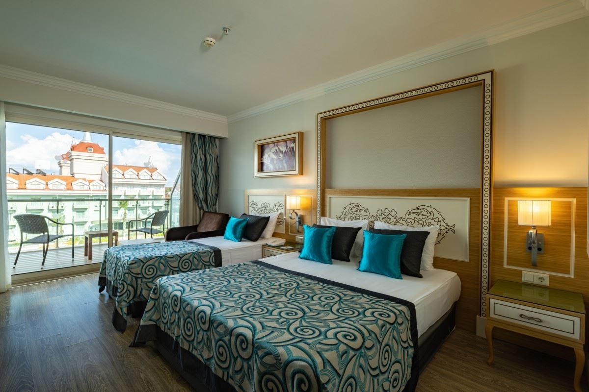 rooms-coral-room
