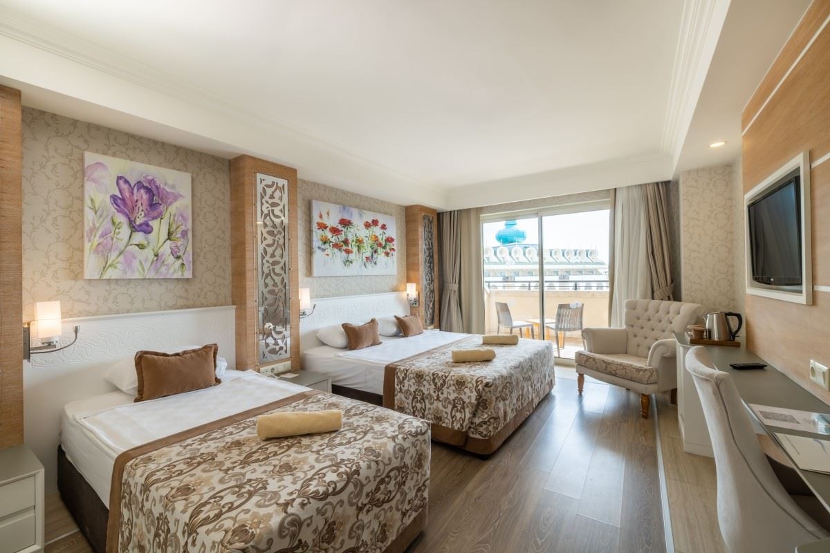 rooms-coral-room