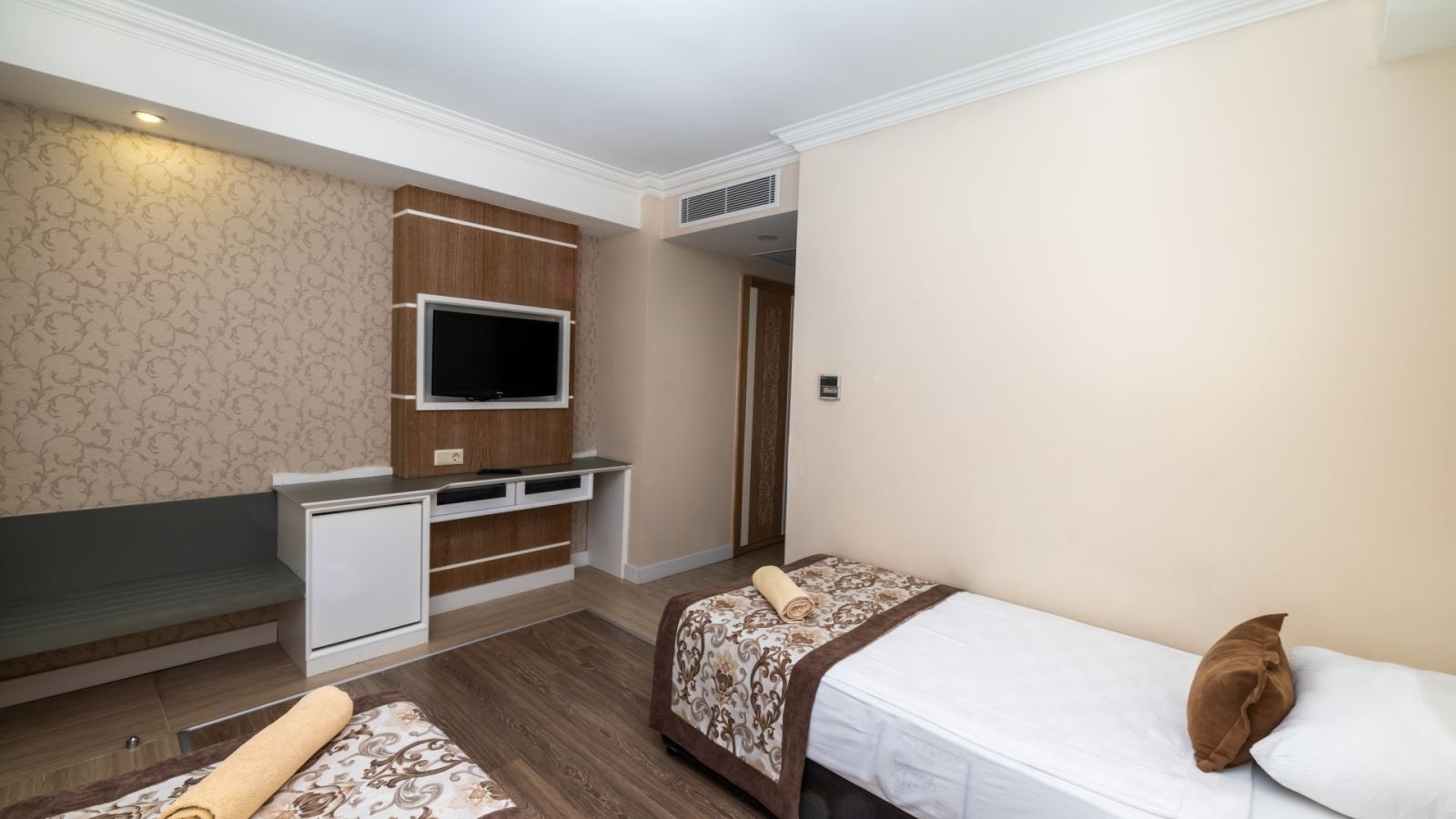 rooms-family-room-land-view