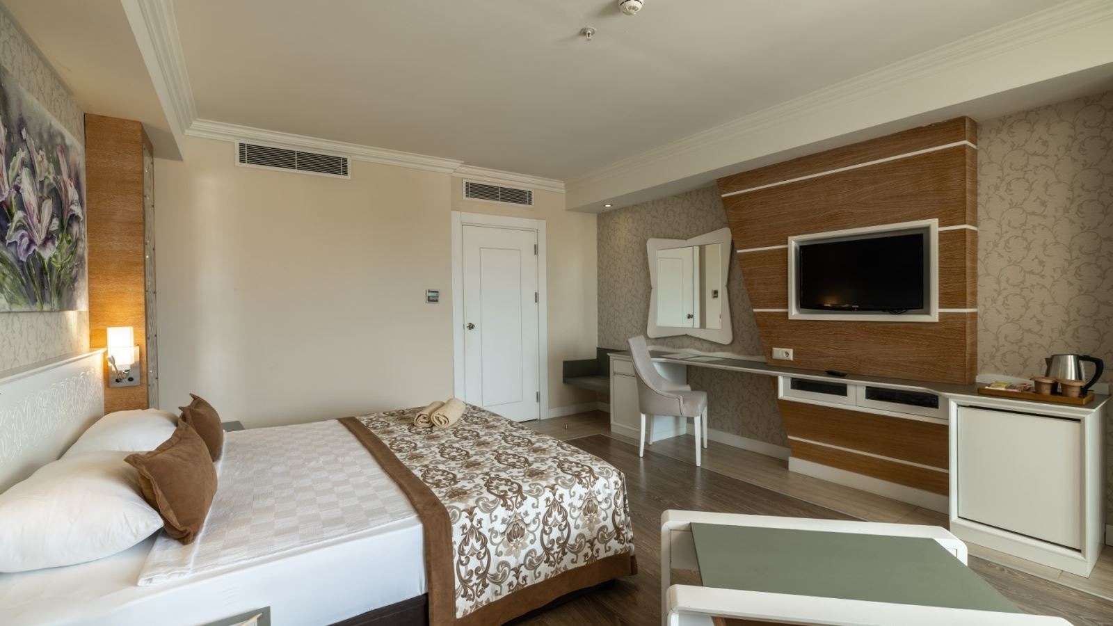 rooms-family-room-land-view