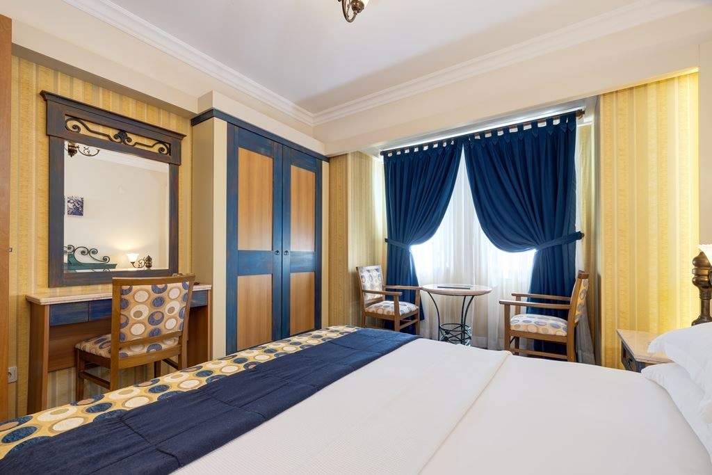 rooms-coral-room-family-land-view