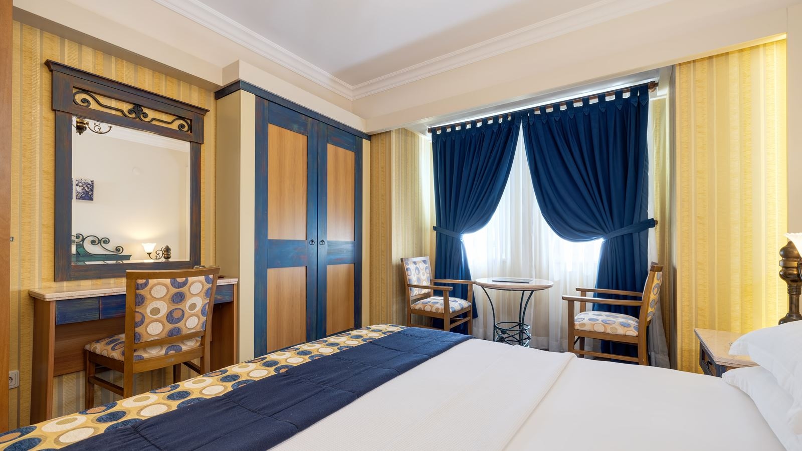 rooms-family-room-sea-view