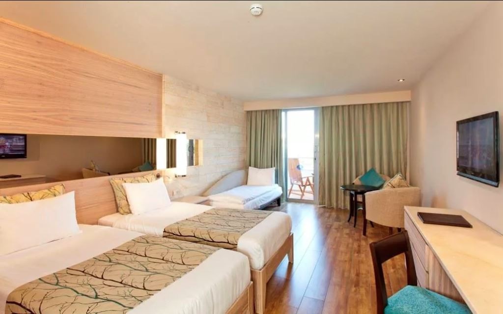 rooms-large-room-side-sea-view