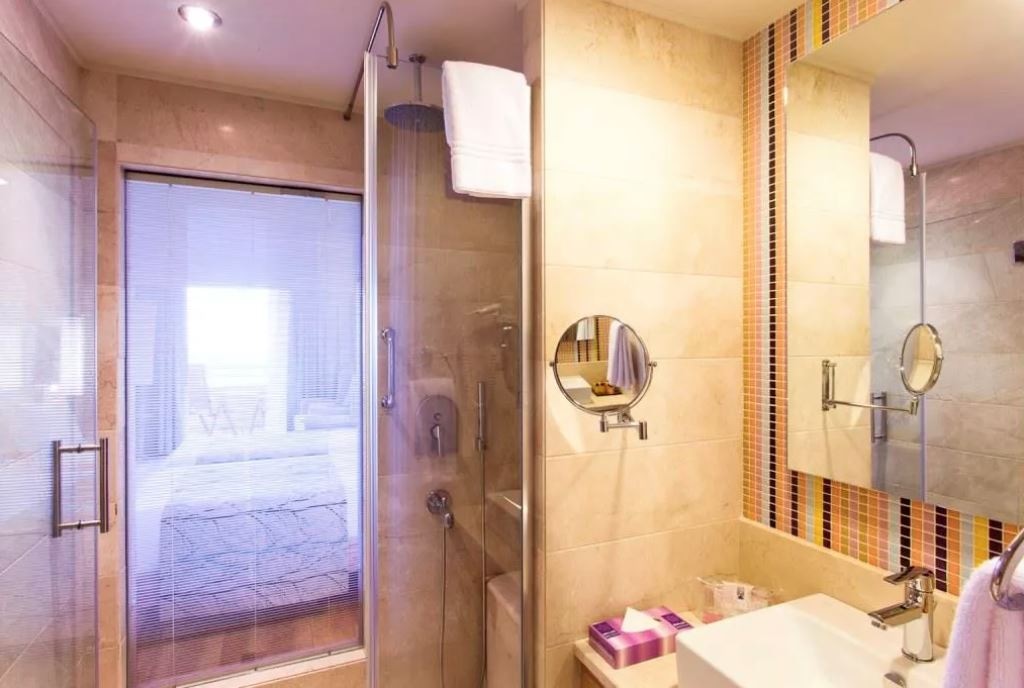 rooms-large-room-land-view-with-balcony