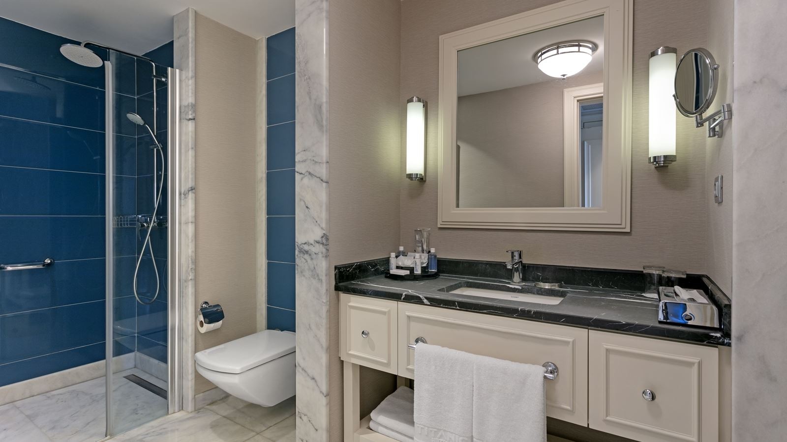 rooms-family-pool-suite-balcony