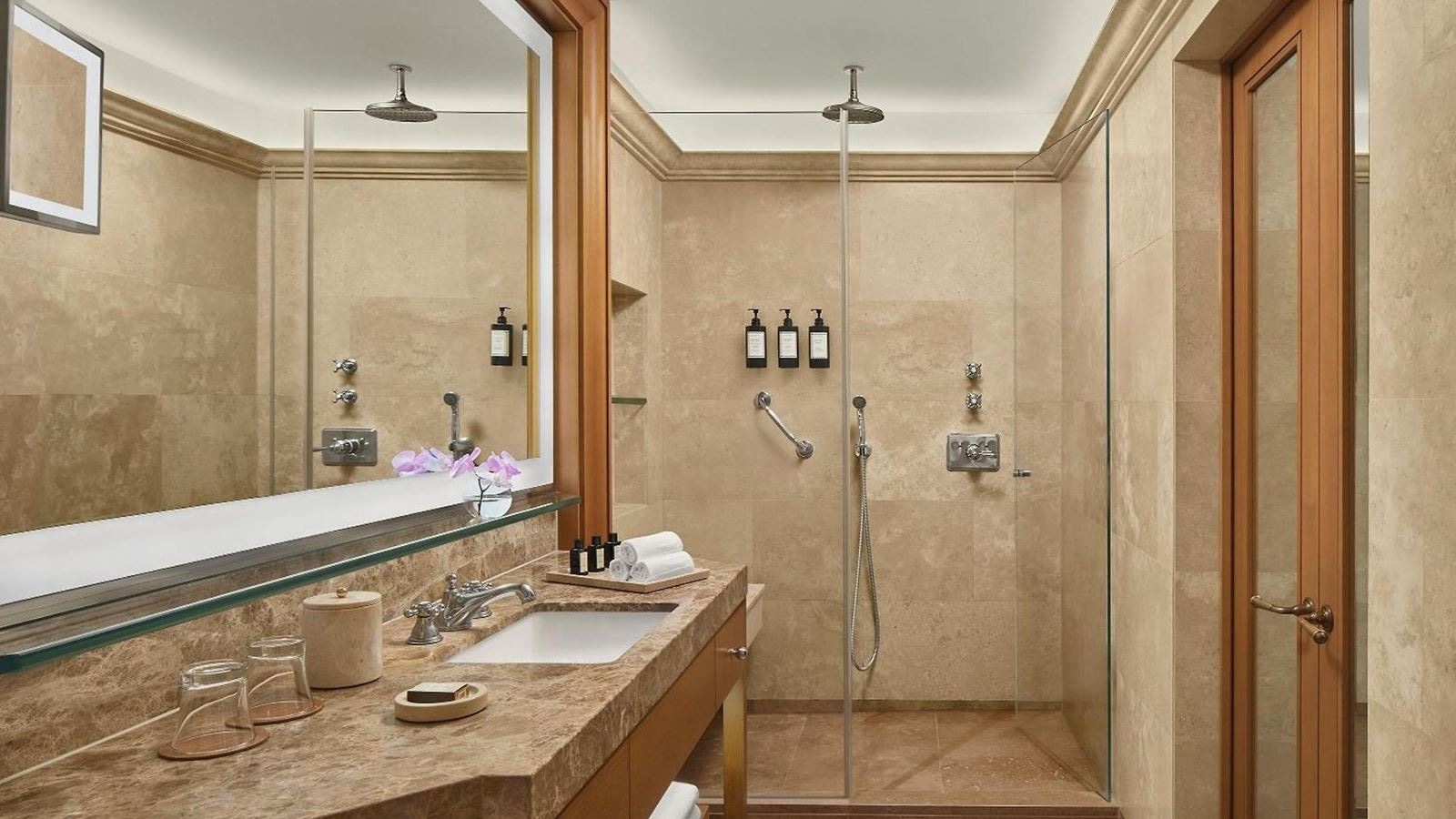 rooms-deluxe-room-partial-sea-view