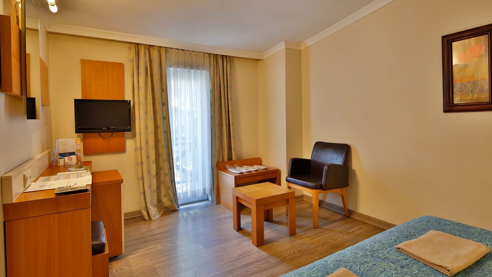 rooms-family-room-land-view