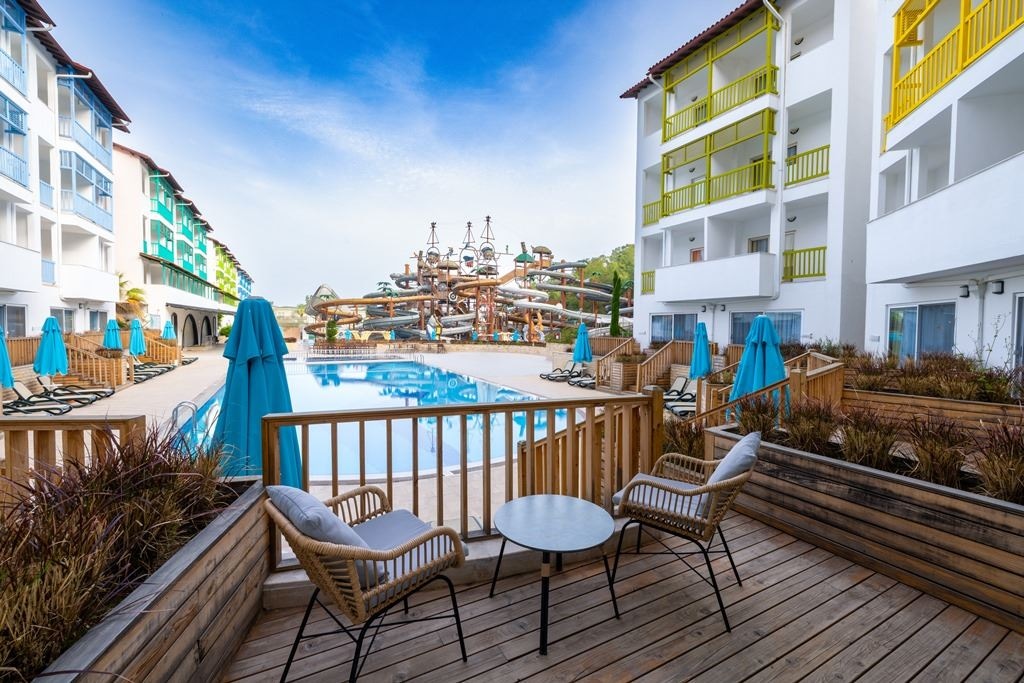 rooms-club-family-suite-swimup-sharing-pool