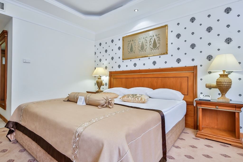 rooms-club-room-forest-view