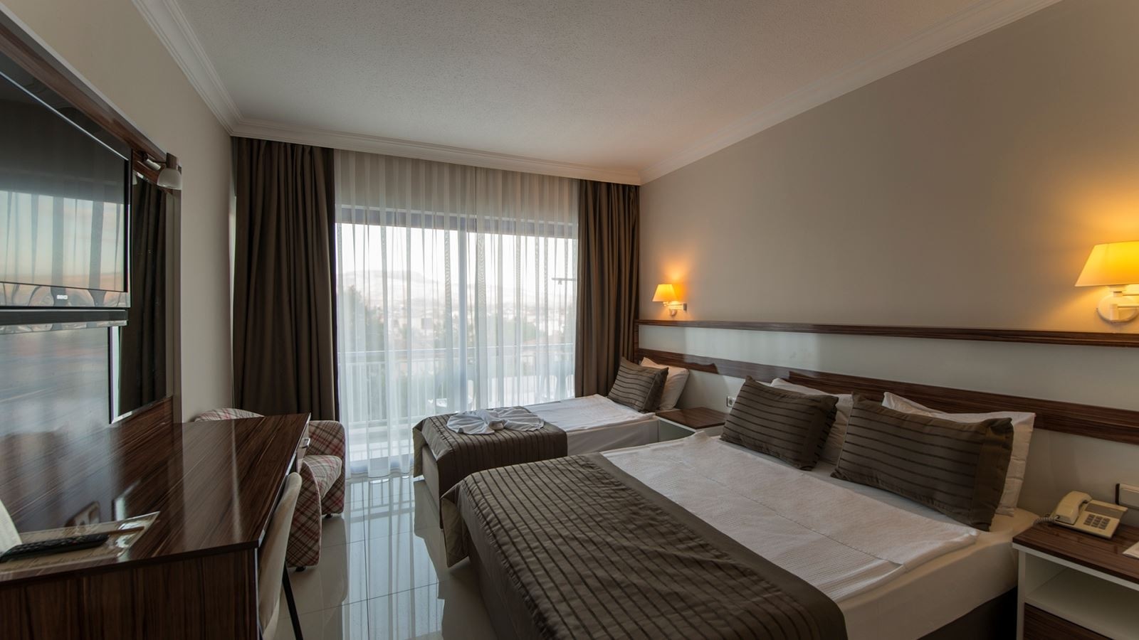 rooms-	deluxe-kara-manzarali-ve-balkonlu-oda