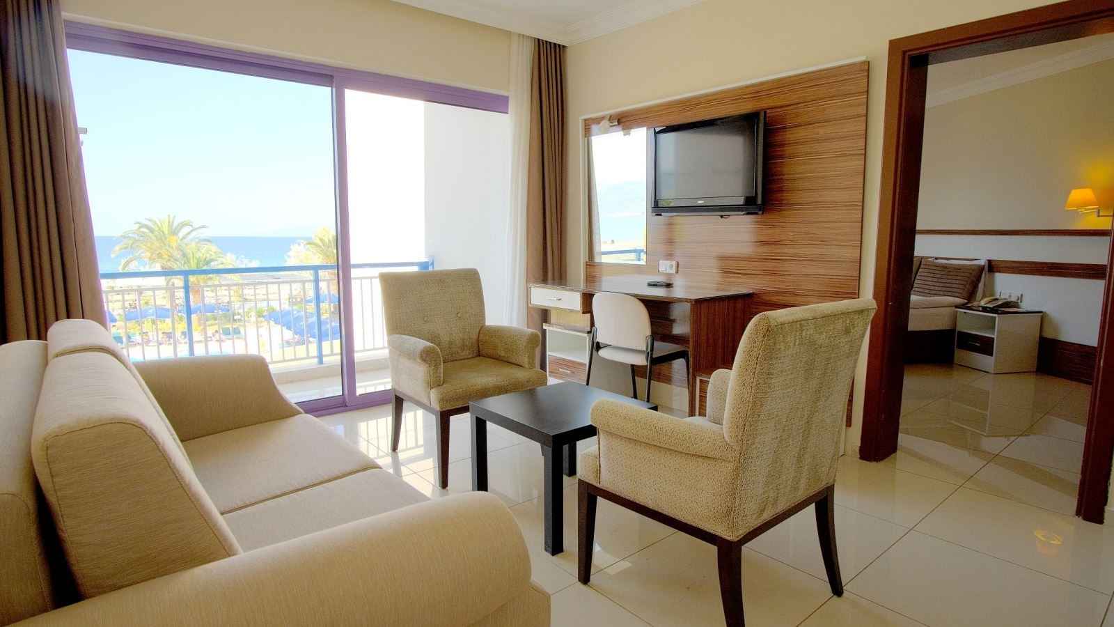 rooms-deluxe-aile-odasi-deniz-manzarali-ve-balkonlu--ara-kapili-