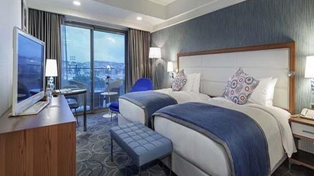 rooms-standard-room-city--seaview-balcony