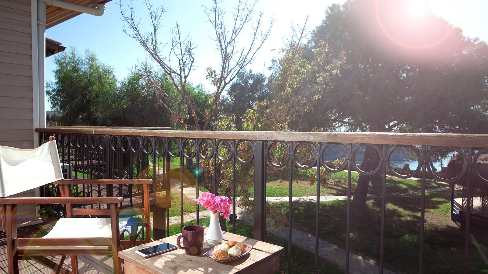 rooms-family-room-land-view