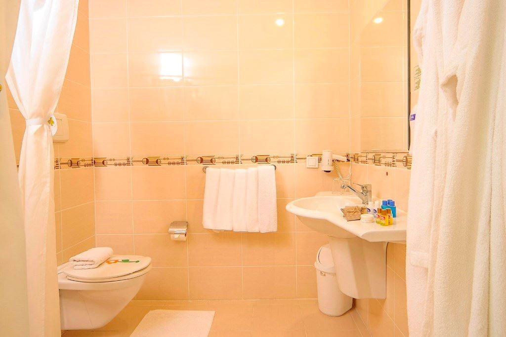 rooms-family-room-side-sea-view