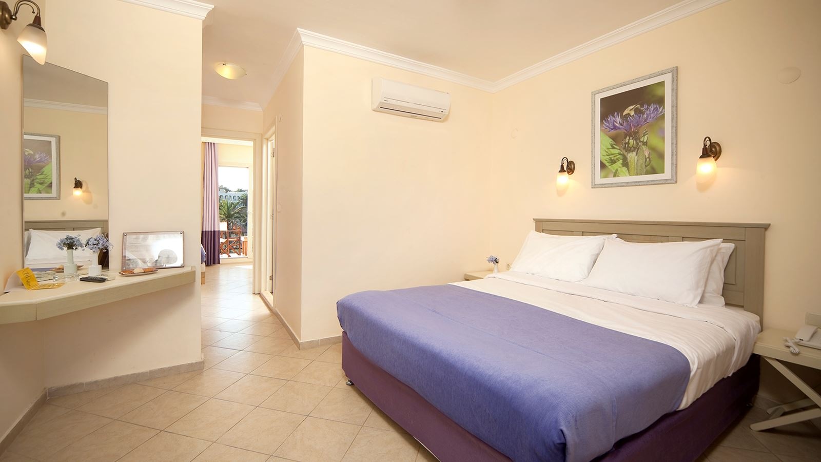 rooms-family-room-pool-view