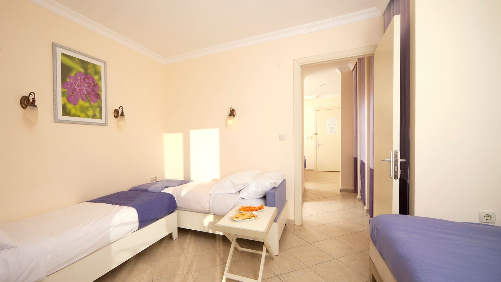 rooms-family-room-pool-view